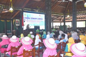HARI LANSIA : Bupati Demak Hj Eisti'anah menyampaikan sambutan pada peringatan Hari Lanjut Usia Nasional (HLUN) tingkat Kabupaten di Pendapa Kabupaten Demak.