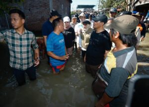 Gubernur Jateng tinjau banjir rob demak