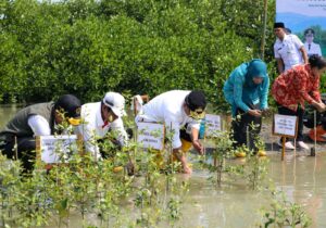 Gus Yasin Tanam Mangrove Pesisir Demak