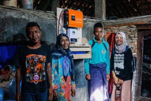 Puspita Bahari bantu Mak Jah Pasijah Panel Surya