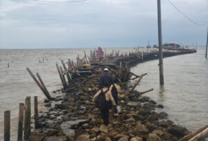 Jalan rusak demak berangkat sekolah