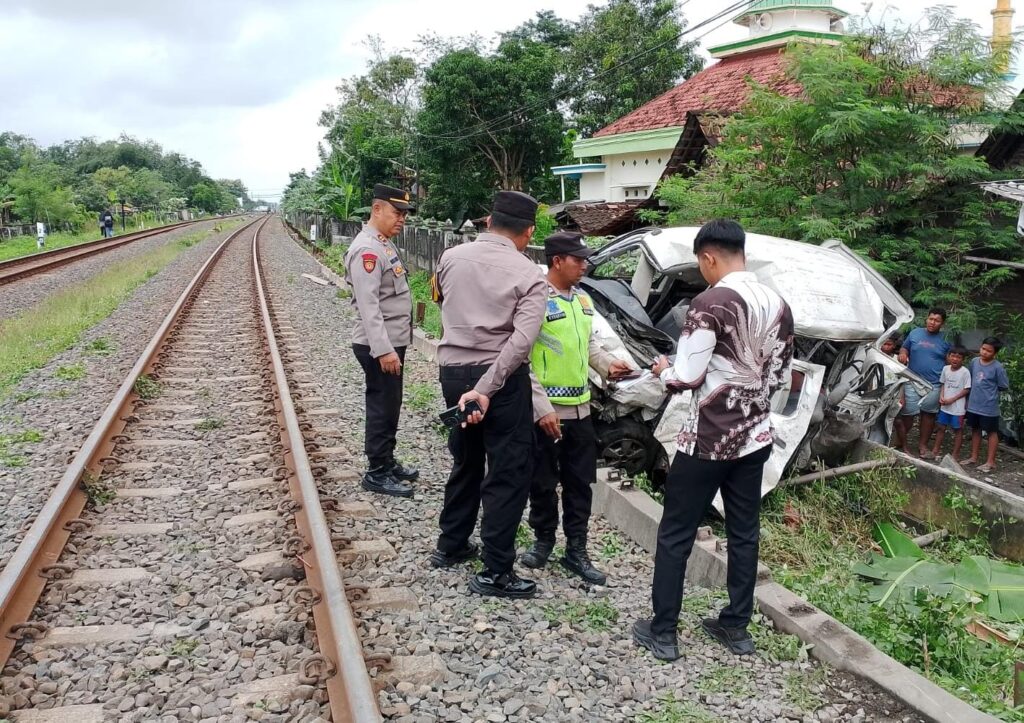 Tertabrak kereta