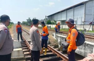 Polsek Karangawen bersama KAI cek rel tanpa palang